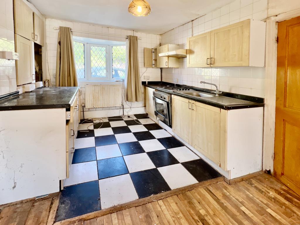 Lot: 67 - SEMI-DETACHED HOUSE FOR UPDATING -